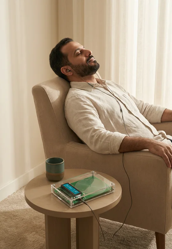 استراحة ما بعد العمل في كرسيّ مريح